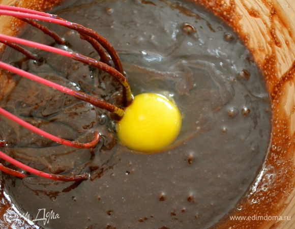 По одному ввести яйца, тщательно взбивая, до образования гладкой и блестящей массы. 