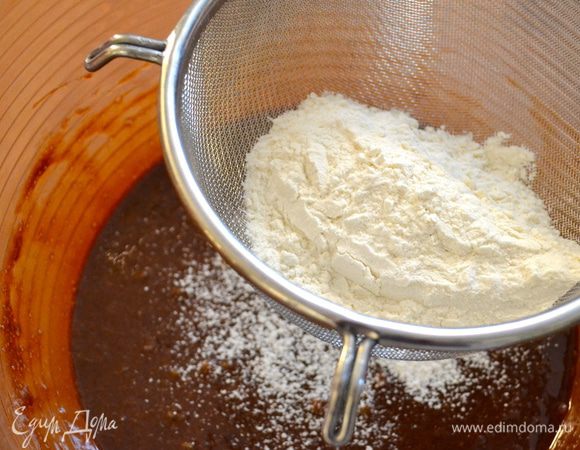 Добавить просеянную муку и еще раз все тщательно размешать. 