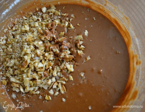 Не очень мелко порубить орехи и добавить их в шоколадную смесь. Перемешать.