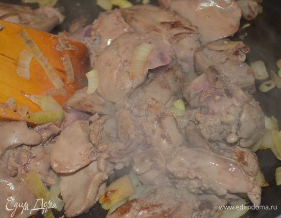 добавить печень (ее заранее надо промыть и обсушить), обжарить примерно 5 минут. Печень не должна быть полностью готовой, она просто должна посветлеть со всех сторон! Затем снять с плиты и остудить...
