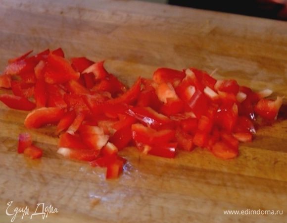 Сладкий перец, удалив семена, нарезать кубиками.