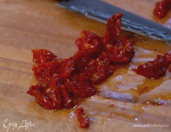 Вяленые помидоры нарезать длинными полосками.