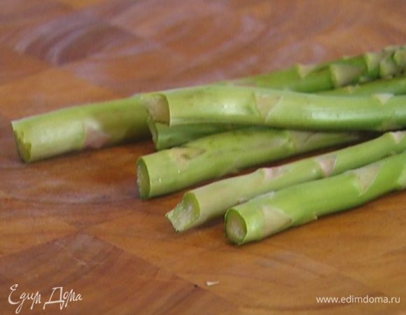 У спаржи удалить грубые черенки.