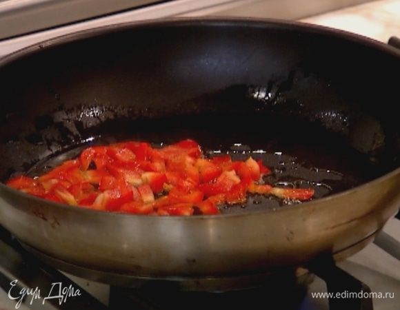 Разогреть в сковороде оливковое масло и слегка обжарить перец.