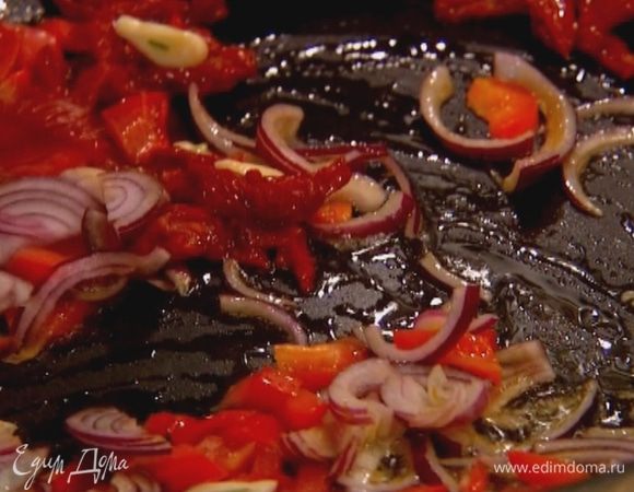 Добавить помидоры, лук и чеснок, перемешать и прогревать на среднем огне.