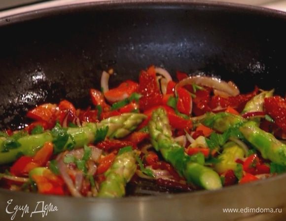 Петрушку мелко порубить, половину добавить в сковороду с овощами и перемешать.