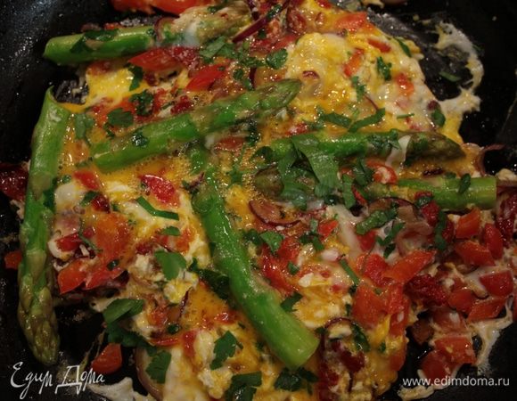 Готовые овощи с яйцами посолить и посыпать оставшейся петрушкой.