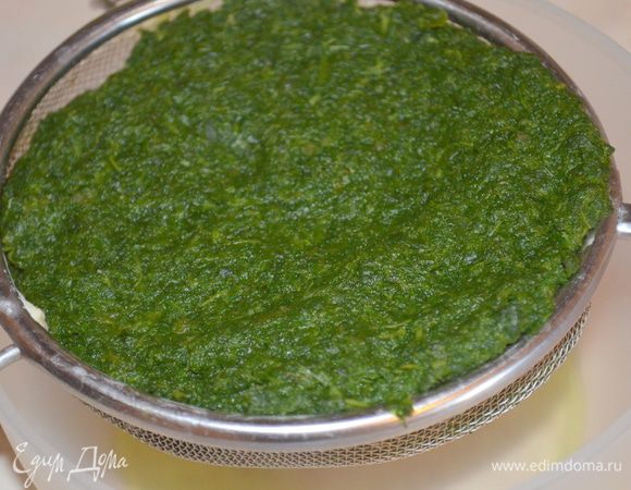 шпинат разморозить и слить с него воду. Я всегда выкладываю на дуршлаг и оставляю в таком виде, пока вода не перестанет с него капать. 