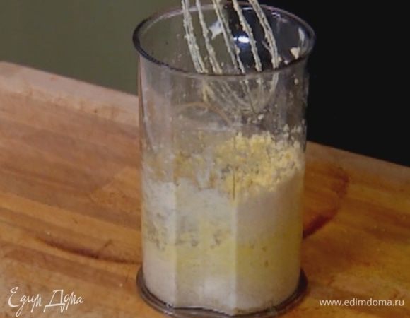 Ввести яйцо и еще немного взбить.