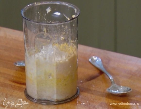 Добавить пшеничную и кукурузную муку, разрыхлитель и изюм, влить 1 ст. ложку вермута, в котором замачивался изюм, и все вымешать.