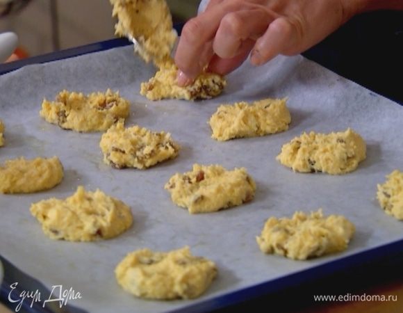 Противень выстелить бумагой для выпечки, смазать ее растительным маслом и ложкой выложить тесто в виде небольших лепешек на расстоянии 2 см друг от друга.