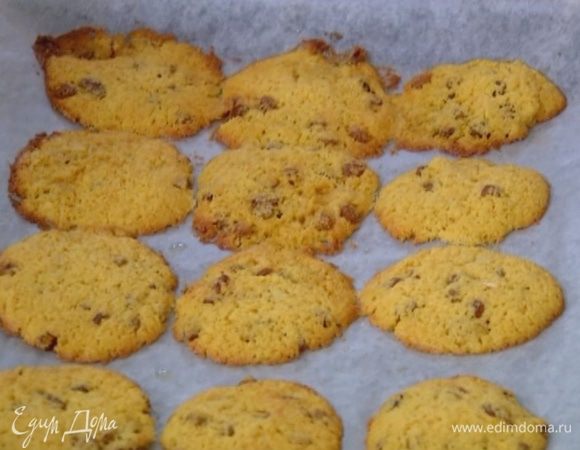 Выпекать печенье в разогретой духовке 8–10 минут.