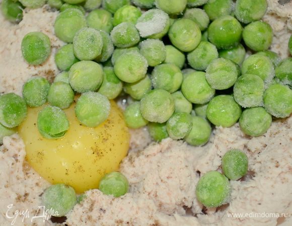 добавляем желток, зеленый горошек (я его немного тоже разморозила заранее), солим и перчим по вкусу. 