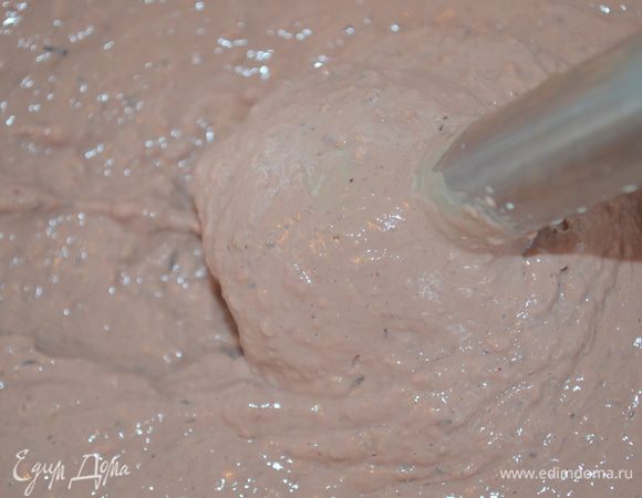 Вернемся к печеночному слою: для этого остывшую печень вместе с луком также пюрируем блендером с добавлением сливок.