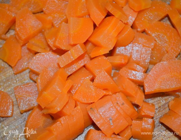 морковь нарезать на маленькие кубики