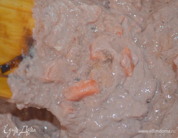 добавить ее к печени. Добавляем также желток, соль и перец по вкусу. Все размешиваем. 