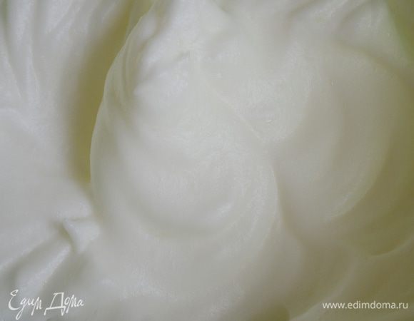 все три белка взбить вместе с щепоткой соли (я их заранее охладила) 