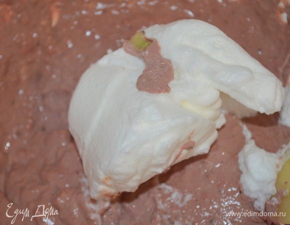 теперь треть белков вводим в печеночную массу, очень аккуратно, чтобы не потерять воздух. 