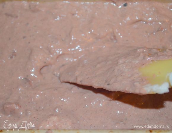 выкладываем в смазанную растительным маслом продолговатую форму (ее можно присыпать сухарями) ровным слоем. 