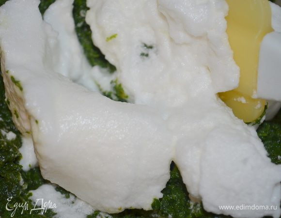 теперь берем шпинатную массу и также вводим в нее 1/3 от взбитых белков. Очень аккуратно! 