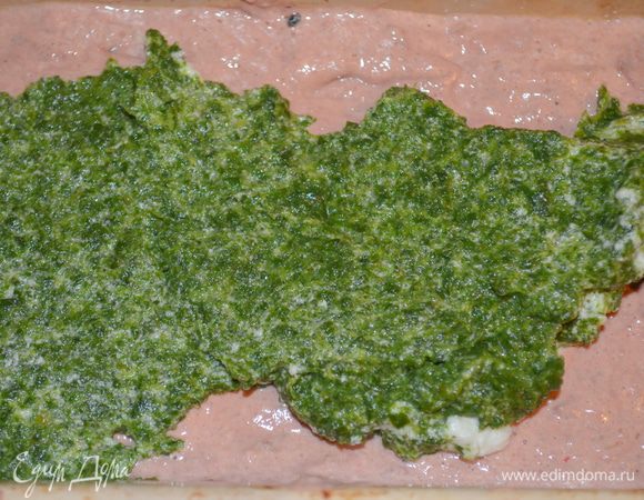 раскладываем зеленый слой на печеночном. Это делается очень просто! 