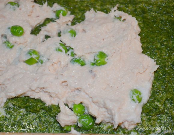 выкладываем куриный слой на зеленый слой из шпината 