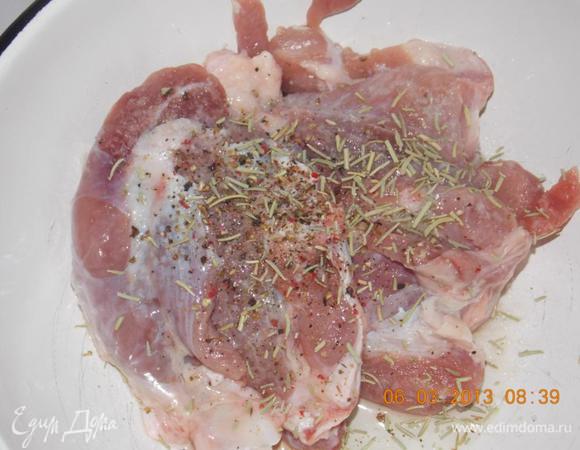 Мясо замариновать в смеси из соли, перца, розмарина, растительного масла, соевого соуса, уксуса. Оставить на несколько часов. Я обычно мариную утром, а вечером готовлю.