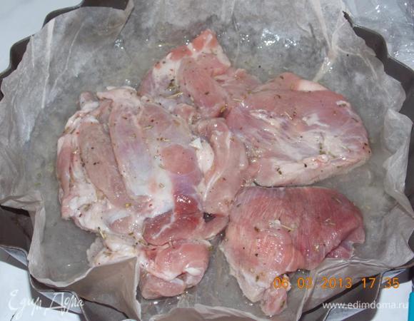 форму выложить вощеной бумагой, выложить мясо в центр, по краям очищенный и порезанный картофель. Полить оставшимся маринадом, по вкусу посолить и смазать картофель майонезом. Поставить в духовку запекаться примерно на 40-45 минут. 
Получается нереально вкусно! 