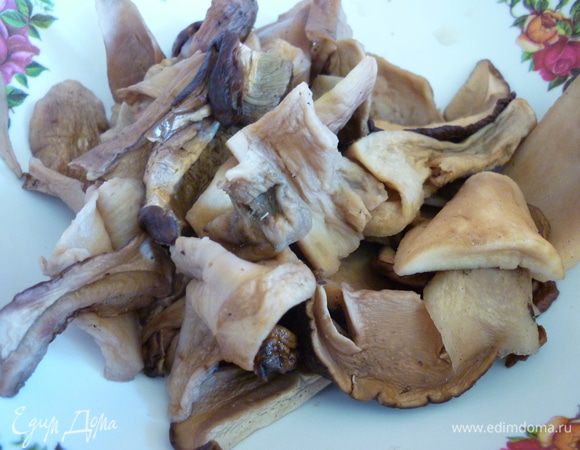 Сухие грибы залейте крутым кипятком. Дайте им постоять 1 час, затем процедите, промойте и отожмите (настой, который получился, можно профильтровать и использовать позже).
