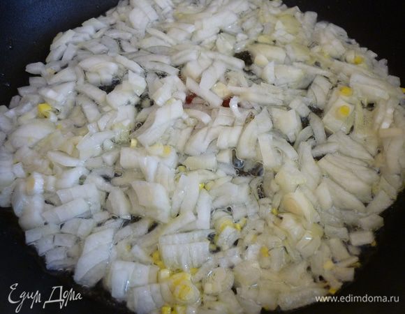 Лук измельчите и обжарьте на среднем огне до прозрачности.