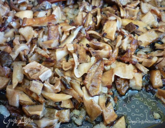 Нарежьте грибы мелко и добавьте к луку. Немного всё обжарьте примерно 3 минуты.