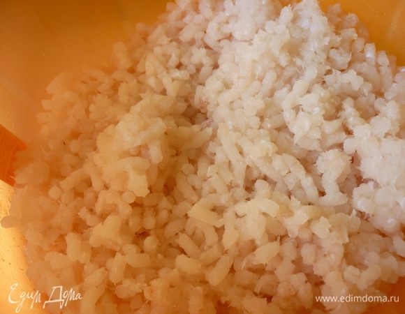 Рыбу пропустите через мясорубку.