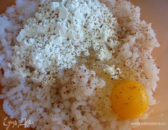 Добавьте муку,яйцо,соль,перец и перемешайте всё тщательно.