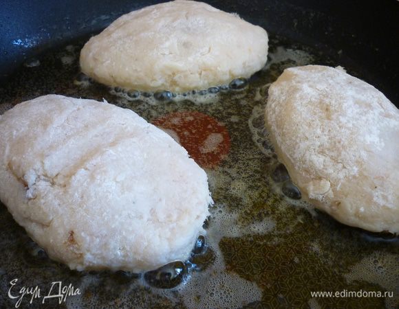 Мокрыми руками слепите из фарша шарик,в центре сделайте углубление и положите туда 1 ч.л. грибной начинки. Скатайте так,чтобы начинка оказалась внутри котлетки.Обваляйте котлетки в муке и обжарьте на смеси масел по 5 мин. с каждой стороны.