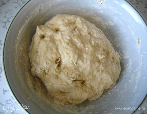 Смешать в большой миске теплую воду, соль, сахар, дрожжи, растительное масло и муку. Муку добавляйте постепенно - тесто должно быть мягким, но не липнуть к рукам (в зависимости от этого муки может уйти больше или меньше).
Готовое тесто накрыть полотенцем и поставить в теплое место минут на 30.