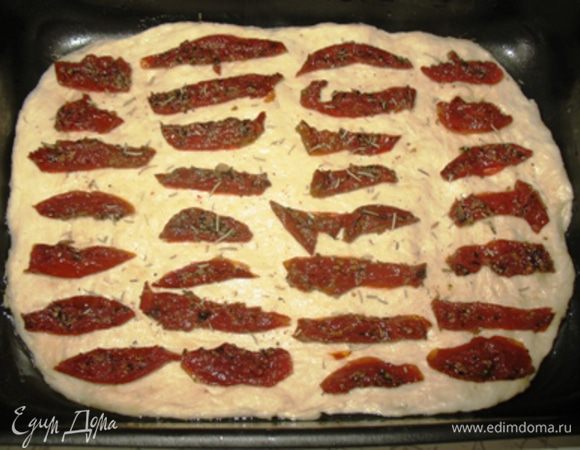 На тесто выложить кусочками вяленые помидоры (я старалась положить так, чтобы при разрезании готового хлеба не резать помидоры). Посыпать сверху сухим или свежим розмарином.
Поставить тесто в теплое место еще минут на 15-20.
Выпекать фокаччу  в духовке 25-30 мин. при температуре 180 градусов.