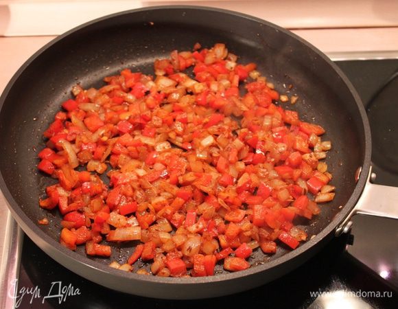 Жарим лук до прозрачности на растительном масле. Добавляем болгарский перец, чеснок, молотый чили, молотую паприку, молотый тмин, жарим около 5 мин. Отставляем в сторону.