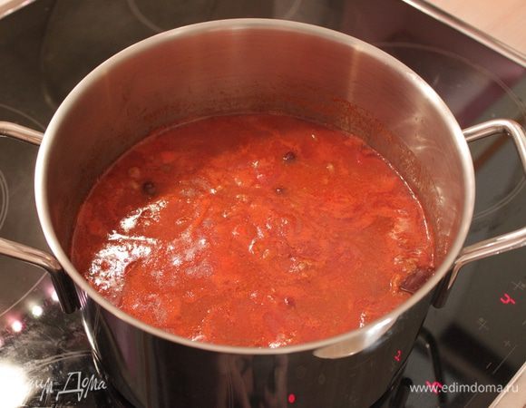 Фасоль промыть, добавить в кострюлю. Довести до кипения и подержать без крышки 10 минут. Соус должен быть не сильно жидкий, достаточно густой. Снять с огня, накрыть крышкой и дать постоять ещё 10 мин. Это необходимо, чтобы соус пропитался ароматами и вкусами.