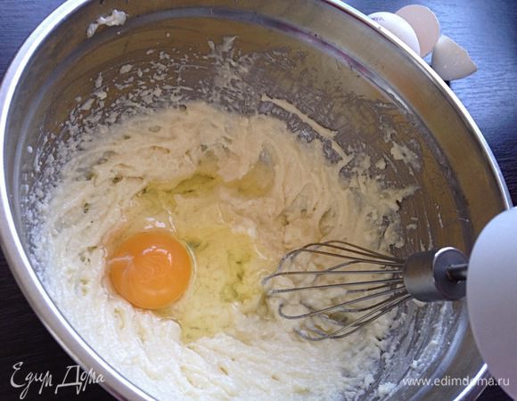 Творог, яйцо, сахар и соль смешать при помощи блендера до однородной массы.