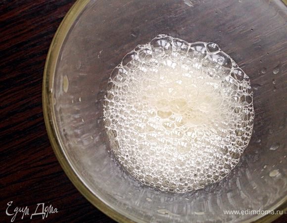 Соду погасить соком лимона и добавить к творожной массе.