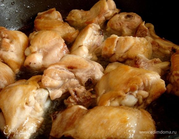 Куриные бёдра очистить от кожи и разрезать на 2-4 части и обжарить на растительном масле до румяной корочки со всех сторон. Переложить кусочки курицы на салфетку. Масло из сковороды слить.