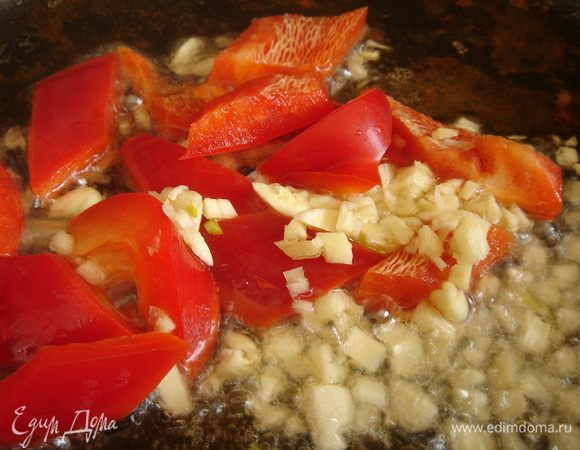 Сладкий перец очистить от зёрен и нарезать на кусочки по 2-3 см, чеснок измельчить. В сковороду, в которой жарили курицу, налить совсем немного масла и обжарить перец и чеснок, а затем туда же добавить бульон. Прогреть жидкость.