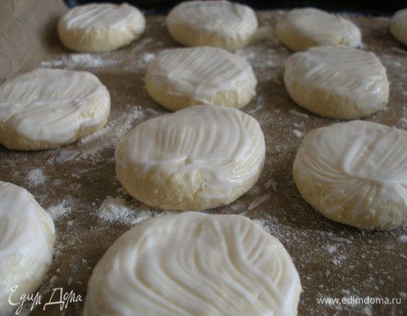 Мягкой кисточкой смазать сырники сметаной или йогуртом — это придаст глянцевость и не даст им высохнуть.