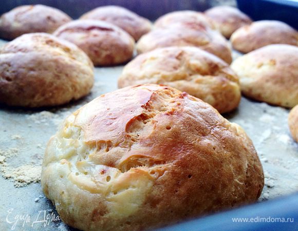 Выпекать при температуре 180°C в течение 25–30 минут. Подавать к чаю или кофе со сметаной, медом или вареньем. Приятного чаепития!