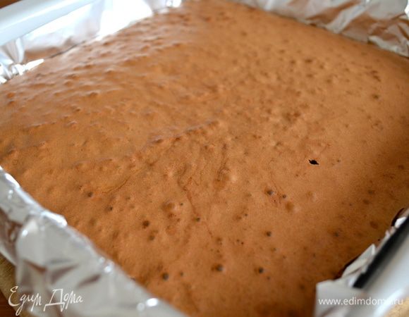 Достать брауни из духовки дать ему полностью остыть (желательно на решетке). 