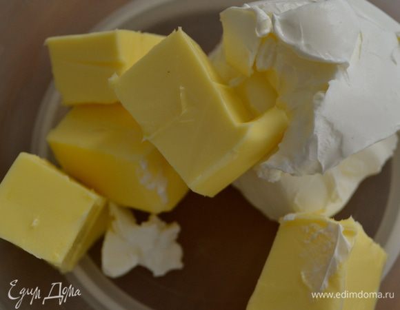 Приступим к приготовлению крема. Для этого необходимо тщательно взбить размягченное масло с мягким сыром. Можно использовать миксер, а можно это сделать вручную. 