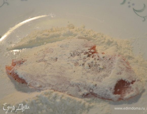 Смешаем муку, кайенский перец,соль с приправами. Обваляем каждую свиную отбивную.