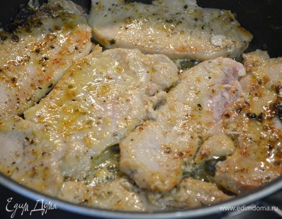 На сковороду выльем растит.масло,как масло разогреется добавим слив. масло. Выложим свиные отбивные и обжариваем до готовности.