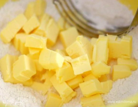 Муку просеять, положить порезанный кусочками холодный маргарин.