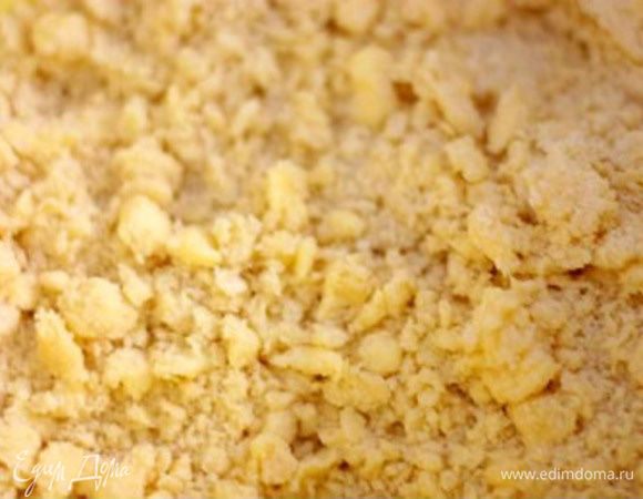 Быстрыми движениями ножа порубить маргарин и лопаткой (не  руками!) растереть с мукой. Если муку с маргарином (маслом) растирать руками, то маргарин от рук размягчается и забирает больше муки, в результате чего изделия получаются более грубыми.